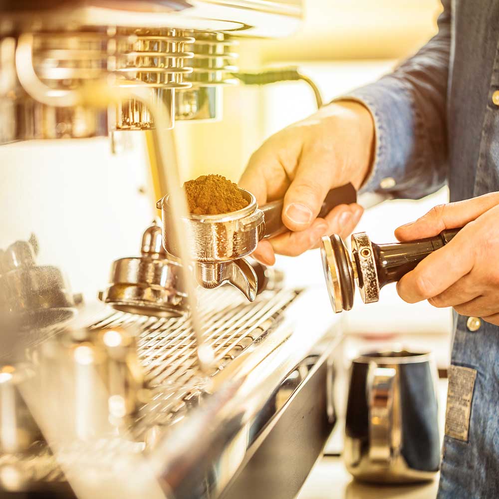 Barista bei der Kaffe Zubereitung